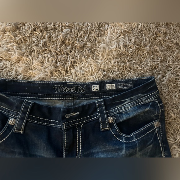 Like new curvy fit Miss Me Bootcut Jeans - Picture 2 of 3